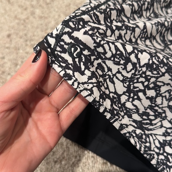 LULULEMON RUNNING SHORTS - Picture 2 of 3